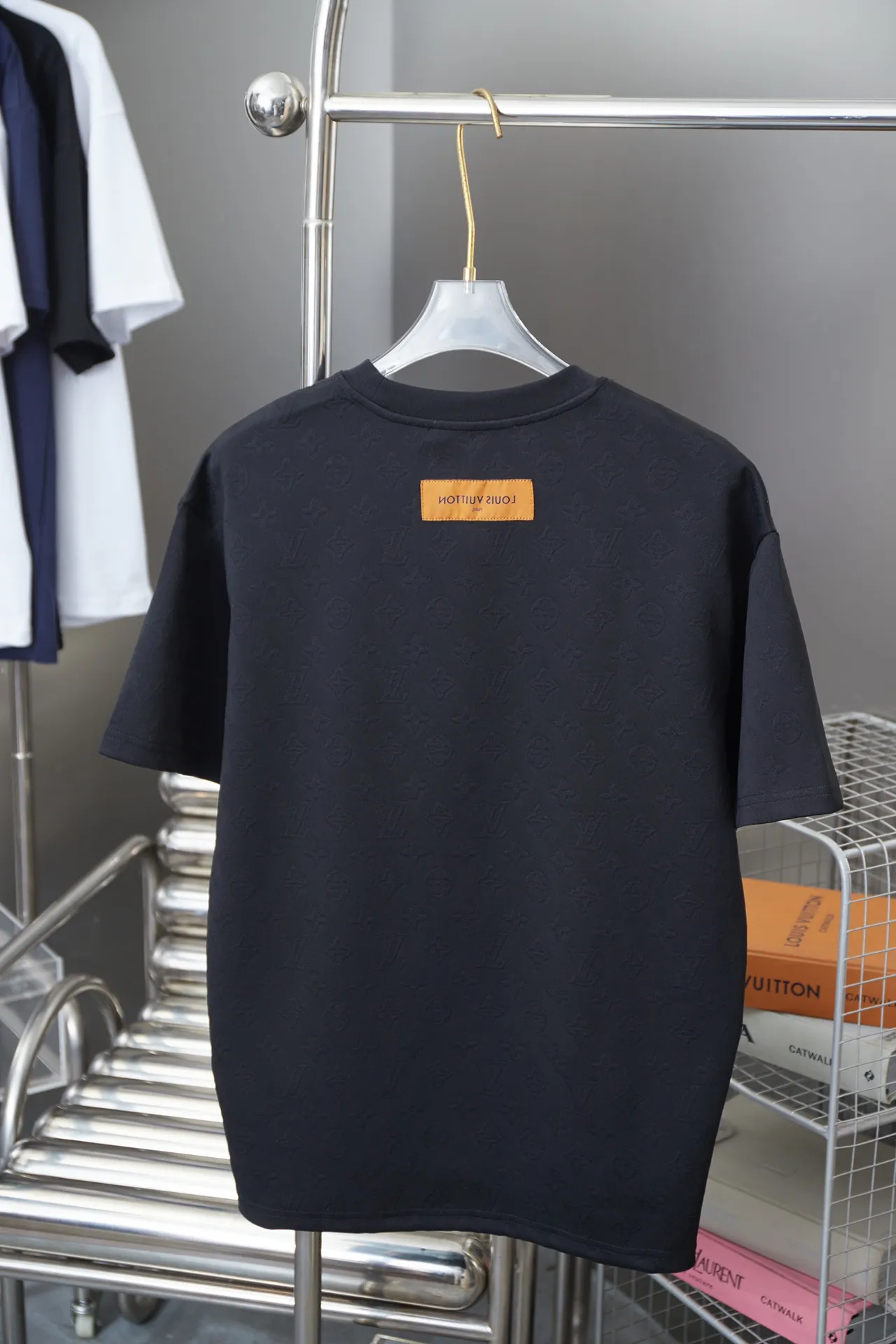 🅿️190 Louis Vuitton 1V 25SS early spring new style LV jacquard shearing logo short sleeves light luxury essential item for daily commuting for men and women Correct version Welcome to compare Detailed features · 280g 100% pure cotton double yarn jersey fabric · Custom dyed in the same vat, special thickened 32 count double ply 1X1 thread · Monogram jacquard is laid out across the entire width, and patterns are woven through the fabric using shearing technology · Double-needle stitching across seams · Original main mark, washed tag, branded moisture-proof paper packaging Color: Black Size: S/M/L/XL